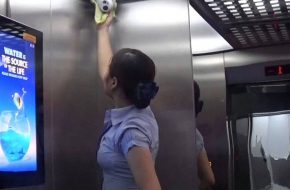 Cách vệ sinh thang máy gia đình